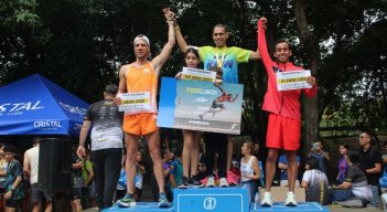 Emmanuel Hernández (centro) fue el ganador en la elite.