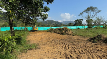 Inició movimiento de tierra para la construcción de centros de atención social para niños y adultos mayores.