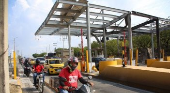 Con el paso de los días el peaje ha vuelto a operar paulatinamente. / Foto: Carlos Ramírez / La Opinión. 