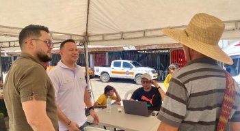 Mauricio Carreño (izquierda), director Territorial de la URT dialoga aquí con familias desplazadas/Foto cortesía