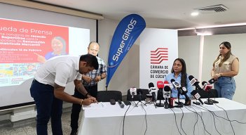 Firma de acuerdo. / Foto Leonardo Favio Oliveros-La Opinión