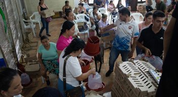 Entregan pollos. / Foro Cortesía