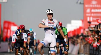 Tim Merlier le ganó en el embalaje al colombiano Sebastián Molano (izquierda), en la primera etapa de la París-Niza.