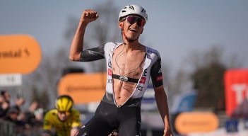 El ciclista mexicano hace historia en la carrera más antigua de Italia.