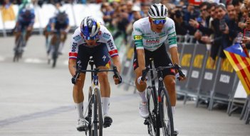 Primoz Roglic (izquierda) derrotó en el esprín a Juan Ayuso.