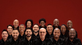 El grupo de salsa presenta un álbum que reimagina sus grandes éxitos y anuncia una gira mundial en su aniversario 45.