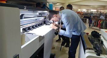 Insumos y maquinaria para confeccionistas. / Foto Leonardo Favio Oliveros-La Opinión