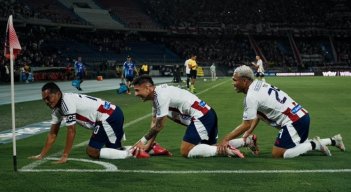 Carlos Bacca festejó el gol de la victoria ante el DIM de una manera particular. 