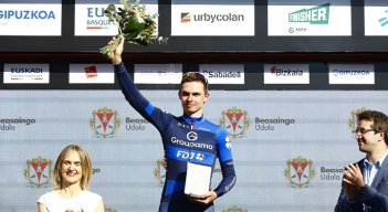 El pedalista francés fue declarado ganador de la etapa, a ser descalificado Alex Aranburu (Cofidis).