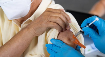 La vacunación es clave para prevenir la fiebre amarilla.