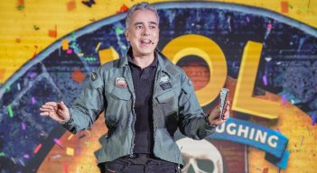 Con ‘LOL Colombia’ y la nueva ‘Betty’, el actor expande su legado en Prime Video.