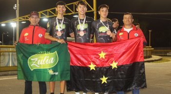 De izquierda a derecha: Jeison Manuel Manchego, Matías Velásquez y Juan David Horlandy ganadores de la medalla de bronce en la prueba de relevos. 