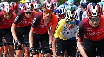 Egan Bernal sigue mostrando un buen rendimiento en el Giro 2025.