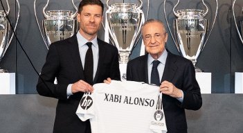 Xabi Alonso, acompañado del presidente Florentino Pérez. 