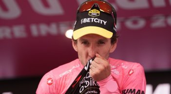 El británico Simon Yates se apoderó de la maglia rosa en la penúltima etapa. 
