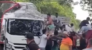 Camion saqueado. 