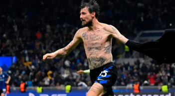 Francesco Acerbi tras su anotacion con el Inter en el minuto 93