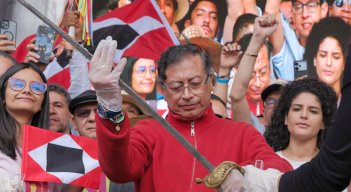 Petro con la espada de Bolívar. Foto presidencia