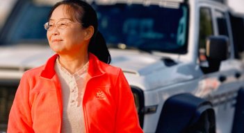 Su Min: la mujer de 60 años que escapó de su violento marido y ahora viaja por toda China. Foto tomada de @50岁阿姨自驾游 en Weibo.