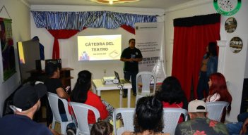 Las escuelas de formación artísticas llegan a los barrios de la ciudad para descubrir talentos.