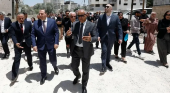 Un grupo de diplomáticos extranjeros, que visitaban un campo de refugiados palestino
