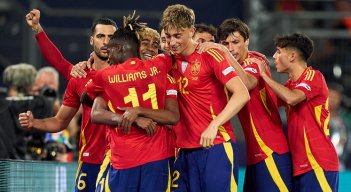 La selección española de fútbol sufrió sobre el final.