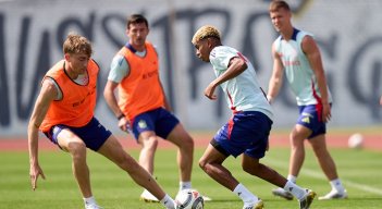Lamine Yamal liderará el mediocampo de la Roja.