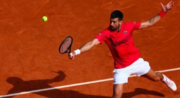 El serbio empleó todo su repertorio para avanzar en el Abierto de Francia.