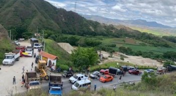 El gremio transportador reclama al Gobierno nacional el pago de la deuda por el arreglo de las vías.