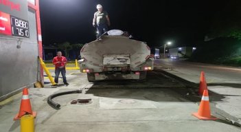 Distribuidores de hidrocarburos anuncian rebaja de 500 pesos por galón de gasolina.