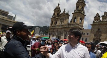 Miguel Uribe en caminata política.