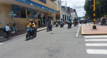 El dolor de cabeza para las autoridades es el control de los motociclistas.