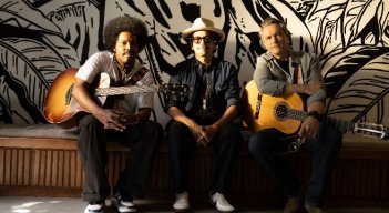 Música sin drama: Alex Cuba y Bacilos se unen en un canto a la ligereza.