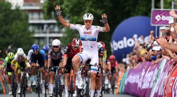 Tim Merlier (Soudal) se impuso en fotofinish en la etapa. 