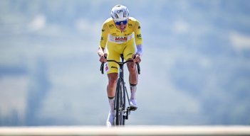 El líder Tadej Pogacar se impuso en la cronoescalada del Tour de Francia.