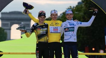 El esloveno Tadej Pogacar (centro) se coronó campeón de Tour de Francia 2025.