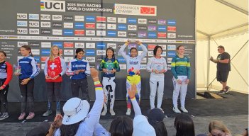 Camila De La Hoz bicicrosista cucuteña, tercera de derecha a izquierda.