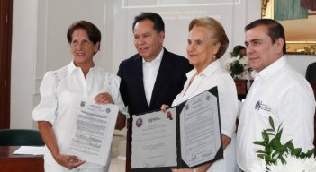 Reconocimiento a Martha Eslava de Hernández./Foto Stefany Peñaloza