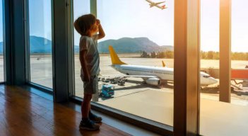 Niño-abandonado-en-aeropuerto
