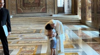 Papa-leon-XIV-gesto-emotivo