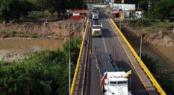 Comercio binacional. / Foto Carlos Ramírez-La Opinión