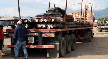 Acero importado de Venezuela a Colombia. / Foto Carlos Ramírez-La Opinión