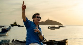 Carlos Vives celebra los 500 años de Santa Marta con un himno caribeño.