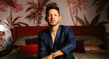 Josefe lanza Platónico Tropical, su primer álbum entre el amor, la salsa y el pop.