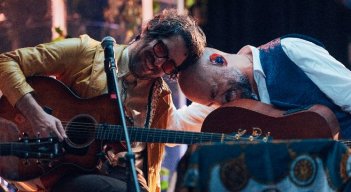 Una guitarra, dos voces: Santiago Cruz y Juan Pablo Vega reviven ‘¿Qué Más Da?’.