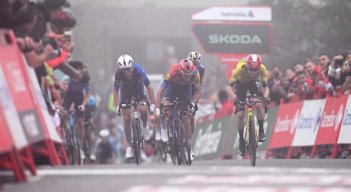 Jonas Vigengaard (de amarillo) empezó a imponer su impronta en la ronda española.