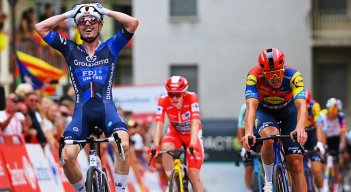 David Gaudu (Groupama) fue el más veloz en el remate final de la etapa.