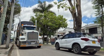 En contraflujo se maneja el tráfico vehicular durante el cronograma establecido para avanzar en los cruces especiales.