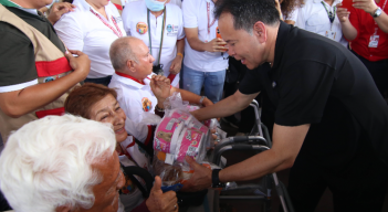 Entrega de ayudas a adultos mayores en Villa del Rosario. 