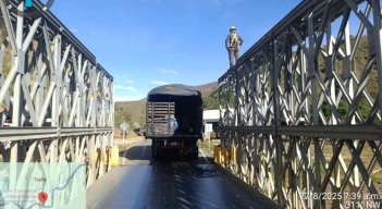 Ingenieros militares coordinan con Invías el mantenimiento de los puentes metálicos en la carretera hacia Cúcuta.